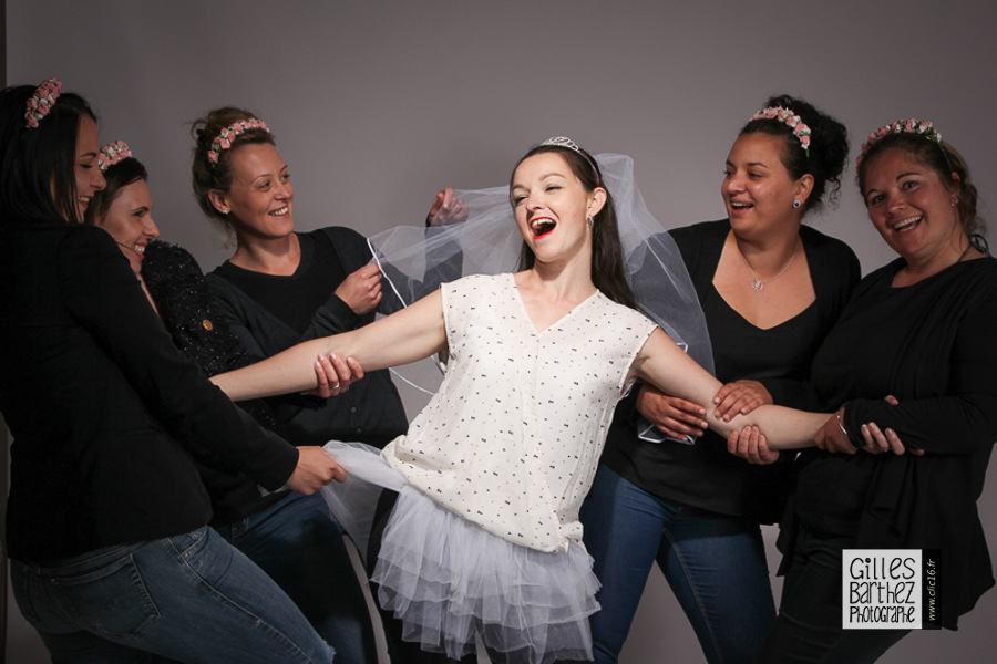 activite shooting photo evjf enterrement vie de jeune fille couronne fleur cheveux noir et blanc chemisier tutu jean tulle virginal lol ptdr studio angouleme cognac saintes jarnac charente