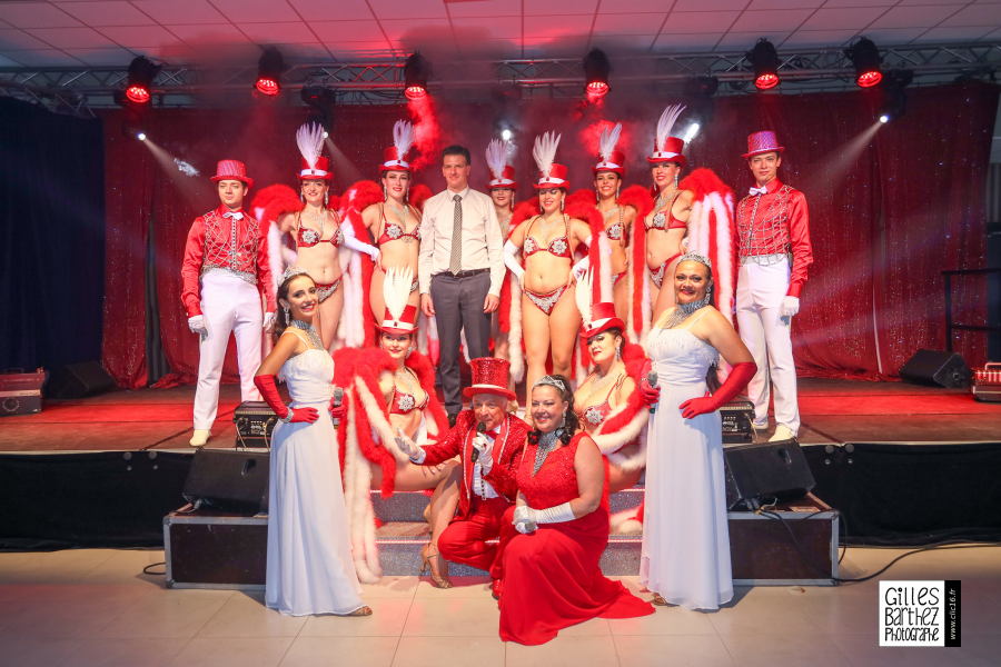 Cabaret Chai Royal Saintes Thénac Domaine Chais music hall plume strass castafiore blanc rouge or paillette charente photo nersac spectacle spectaculaire