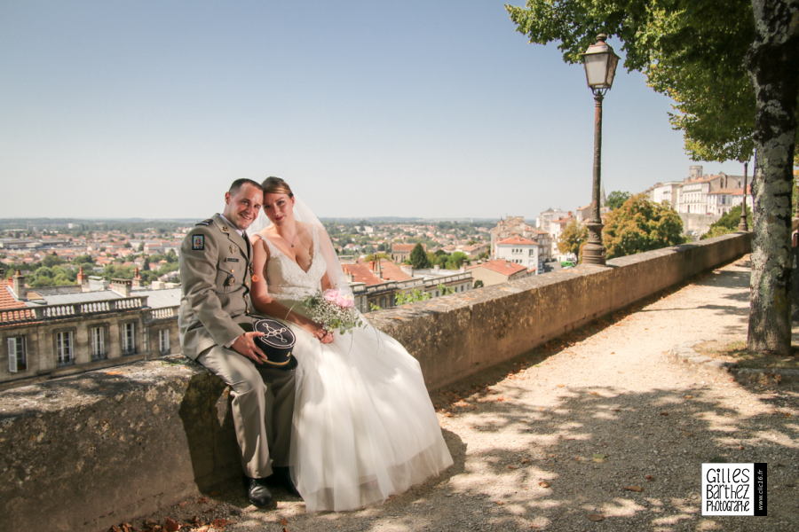 couple maries mariage rempart angouleme cathedrale militaire kepi uniforme kaki rima char 1er régiment d'infanterie de marine franck coralie victor charente