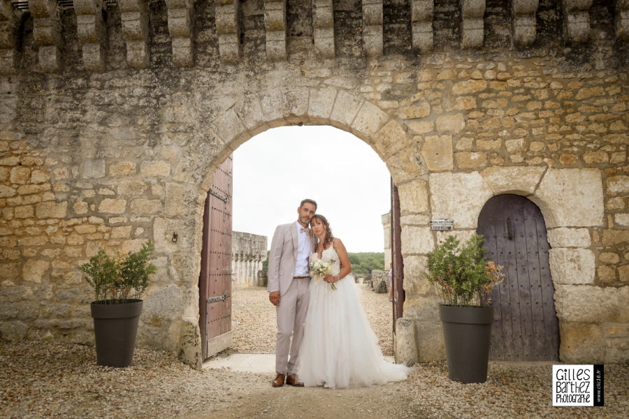 mariage au chateau fort medieval moyen age renaissance porte porche entrée buis boule tranchade angouleme soyaux charente couple mariés