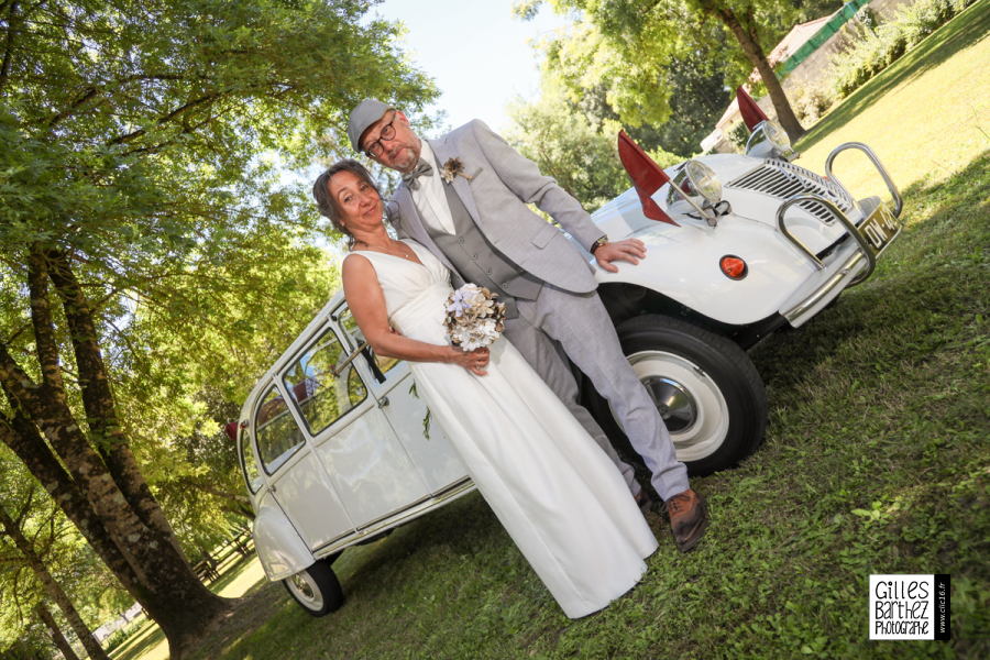 mariage 2cv citroen limousine 2cvlimousine nersac angouleme gapette marié casquette gris blanc couple charente vintage voiture véhicule collection rare unique