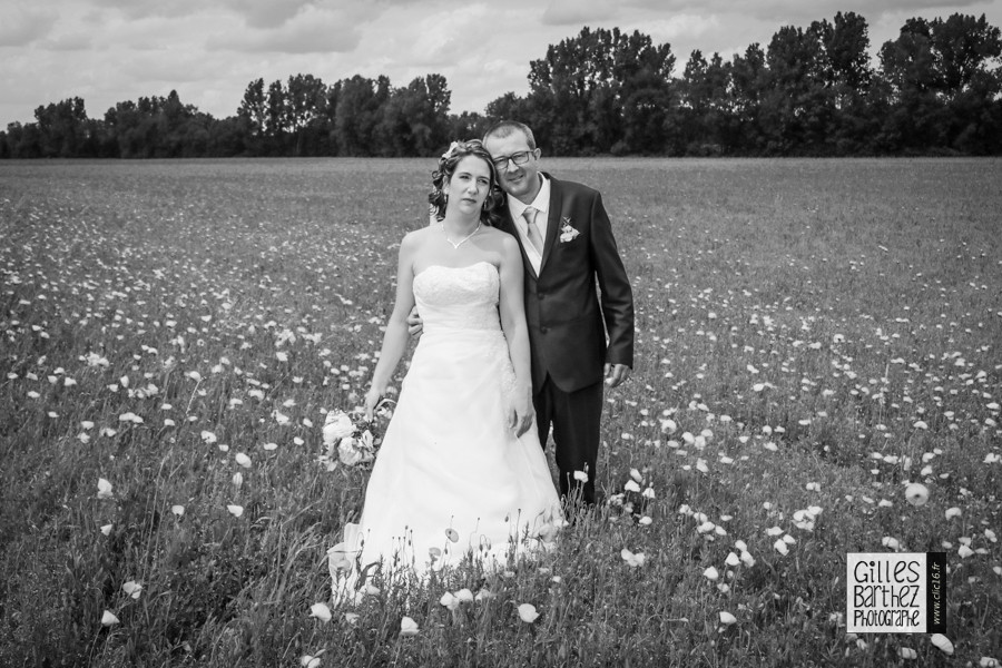 photo mariage coquelicots photographe specialiste du noir et blanc baronnies angouleme moderne mode jeune charente cognac saintes royan