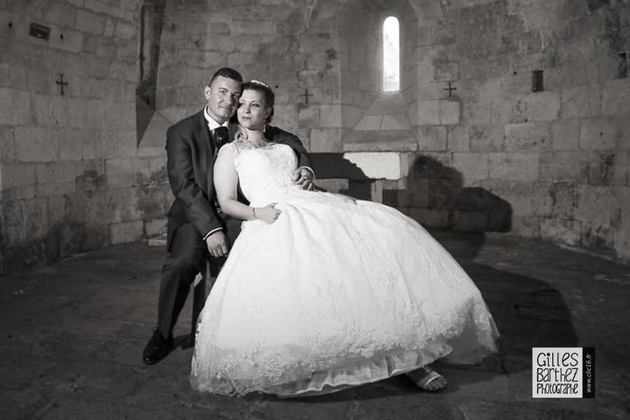 pose photo mariage originale chapelle cognac jarnac gensac la pallue domaine etangs charente noir blanc romantique