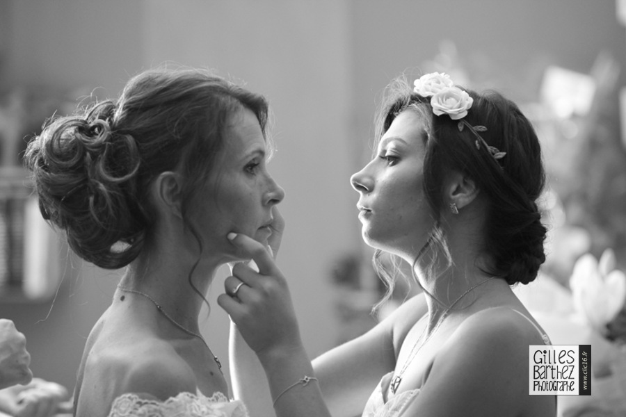 photo preparatif mariage complicité mere fille noir blanc reportage domaine veuze magnac ruelle touvre photojournalisme champniers puymoyen charente