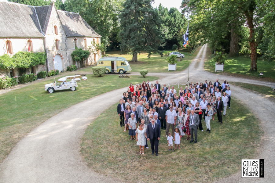 photo de groupe mariage forme coeur originale mercure angouleme parc chateau vehicule style vintage