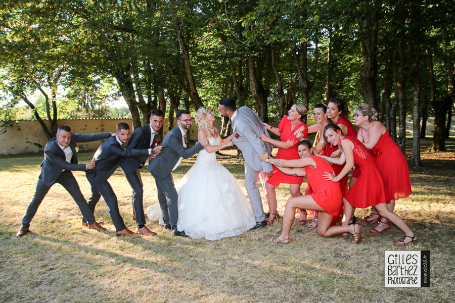 photo de mariage groupe temoin demsoiselle honneur rouge noir ruffec parc