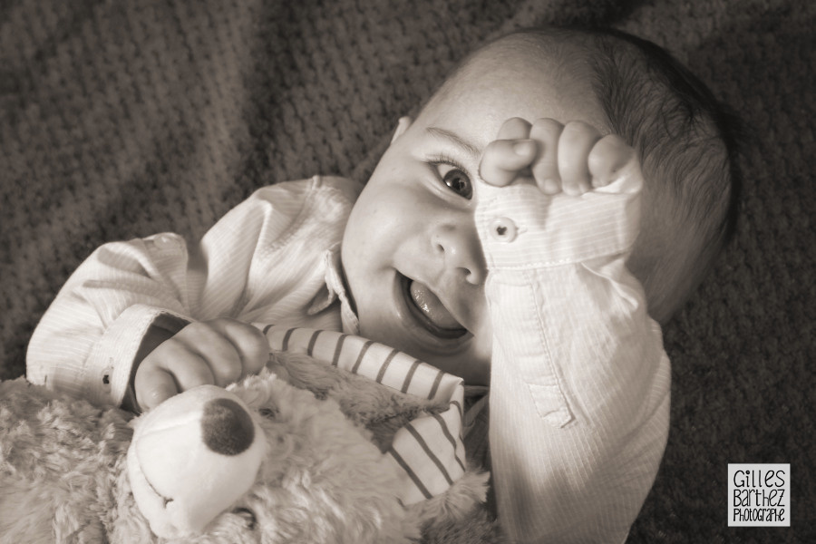 Newborn photography bébé joue doudou oireille noir blanc Charente Angouleme