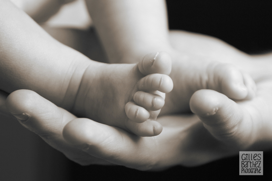 maternite pied de bébé gros plan noir blanc amour gond pontouvre charente