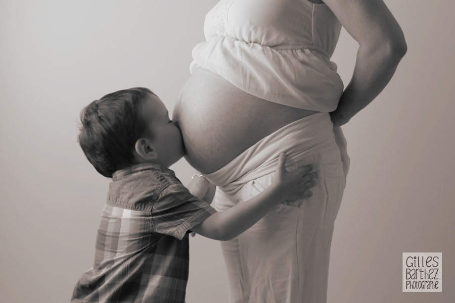 photographe professionnel grossesse enfant bisou ventre maman enceinte soyaux magnac ruelle touvre charente