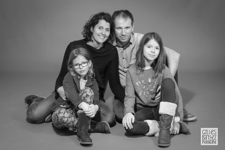 photo de famille classique enfants parents noir et blanc charente