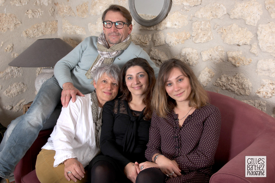 famille sympa longere charentaise en pierre canapé poutre miroir saintes