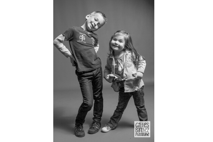 studio photo de famille originale enfants danse noir blanc sourire rigolade joyeux