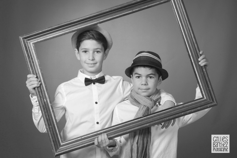 photographies de famille originale enfants noir blanc chapeau cadre encadre barbezieux jonzac