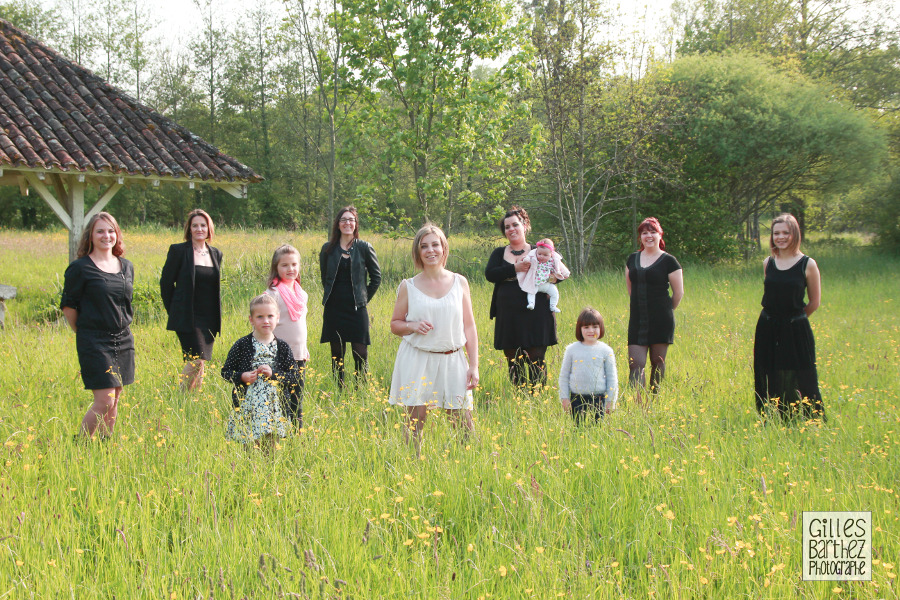 photograher de famille originale champetre copines cousines noir blanc couleur vert