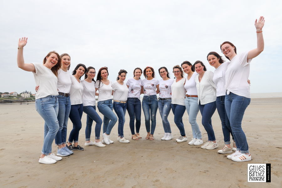seance photo EVJF plage sable royan atlantique ocean estuaire oleron foncillon pontaillac chay saint george didonne jean t-shirt blanc