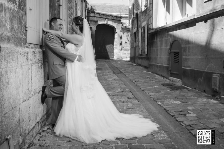 couple de mariés rue pavé musée angouleme noir et blanc uniforme militaire 1er rima infanterie marine amoureux 