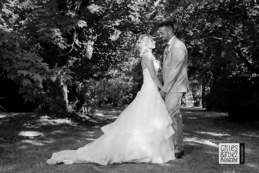 photo de couple mariage originale bordeaux mercure angouleme jardin noir blanc romantique royan oleron marennes saujon