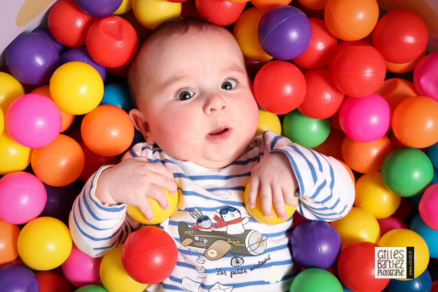 photo de bebe enfant nourisson piscine balle studio photo professionnel charente couleur regard ruffec montbron