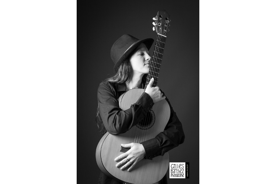 guitare femme sensuel intime sepia noir blanc besson sicard chapeau ruffec isle espagnac gilles barthez