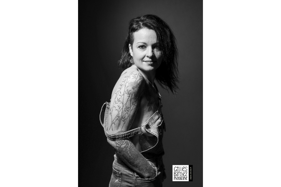 femme brunette tatoo charente nu nude noir blanc harcourt charente angouleme studio selier